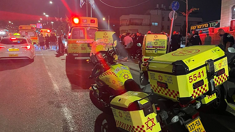 אלות ויריות: 5 נפצעו בקטטה המונית בבית צפאפא | תיעוד