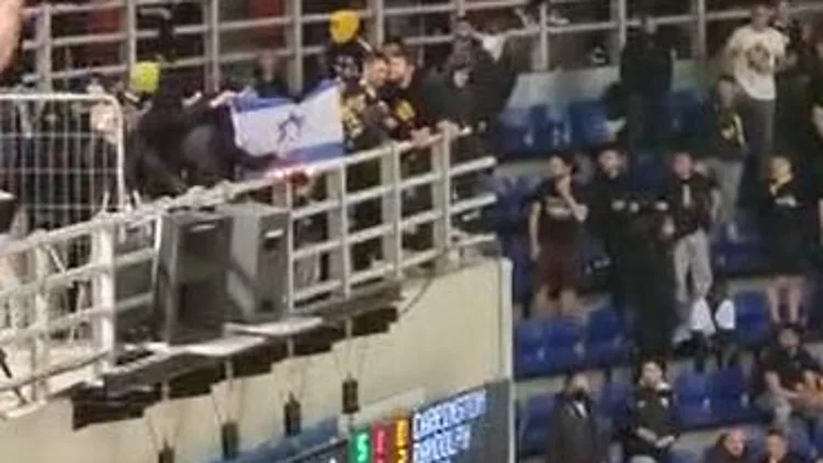 שריפת דגל ישראל ויידוי אבנים על אוהדים ישראלים ביוון: "טרור"