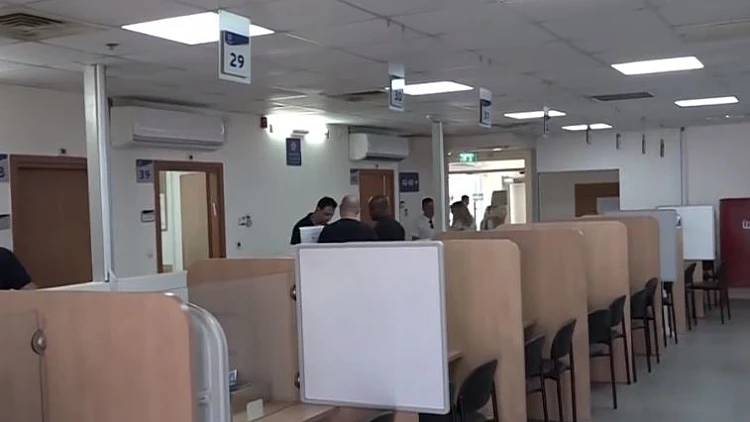 מחדל הדרכונים: התורים "נחטפו" ממש' הפנים ונמכרים במאות דולרים
