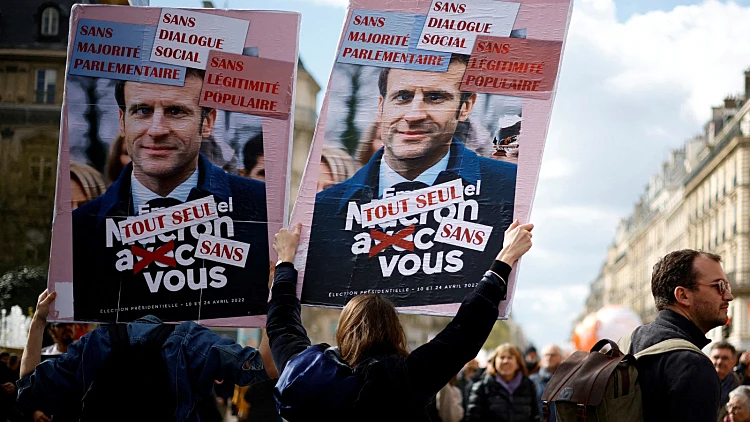 צרפת סוערת: מהומות לאחר שמקרון חתם על רפורמת הפנסיה