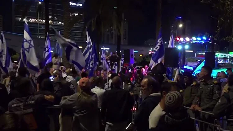 "הכי מטרידה זו השנאה": ערב המחאות בעיר שנחצתה לשניים