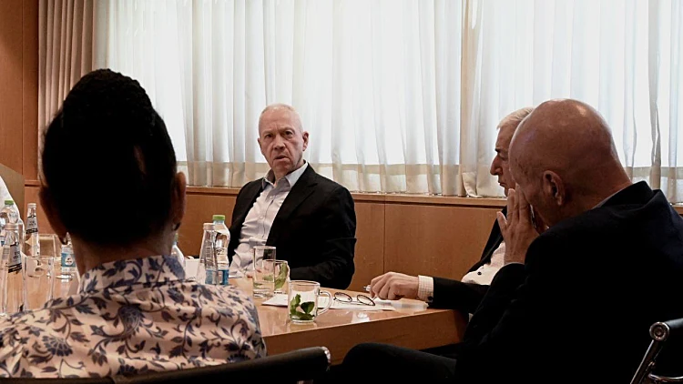 גלנט: "להוציא נבחרי ציבור מבתי העלמין - כמו לקפל את הדגל"