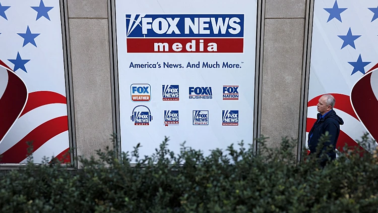 אדם עובר ליד שלט של פוקס ניוז בניו יורק