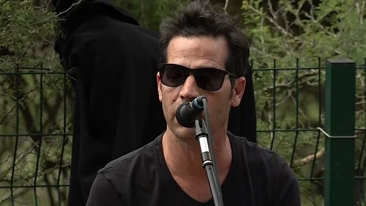 אביב גפן בהלוויית אביו יהונתן גפן