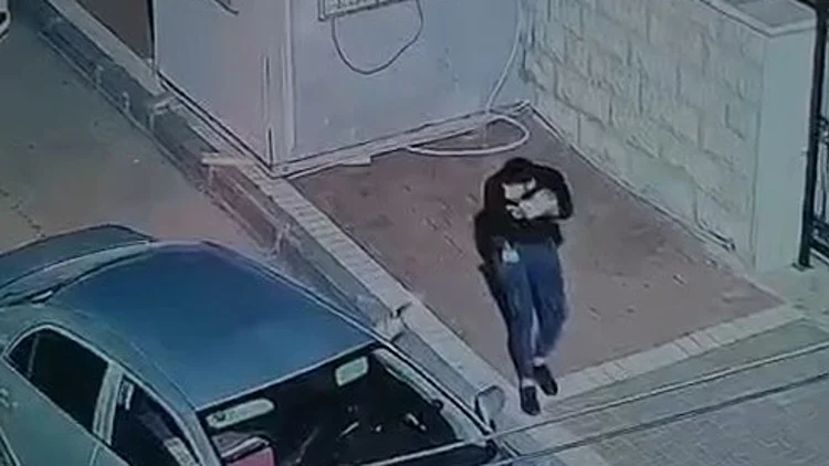 מתקרב, שולף אקדח - ויורה: תיעוד רצח המאבטח בטייבה