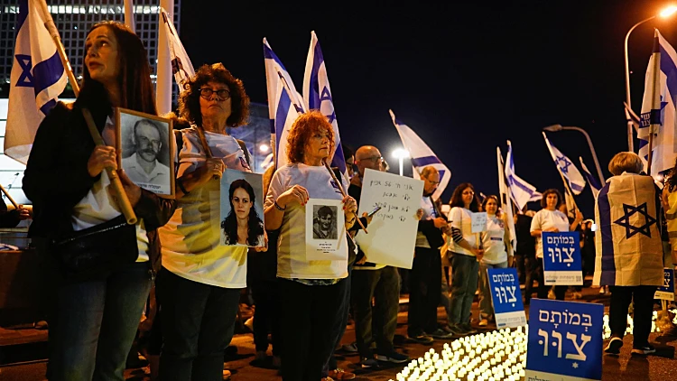 כ-146 אלף בת"א; משפחות שכולות מחו עם נרות ודגלים: "במותם ציוו"