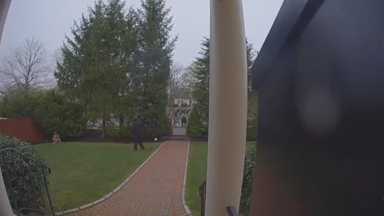 קטע מסריח: רץ מרתון נתפס עושה קקי בחצר של אדם זר בזמן הריצה | צפו בתיעוד | רשת 13