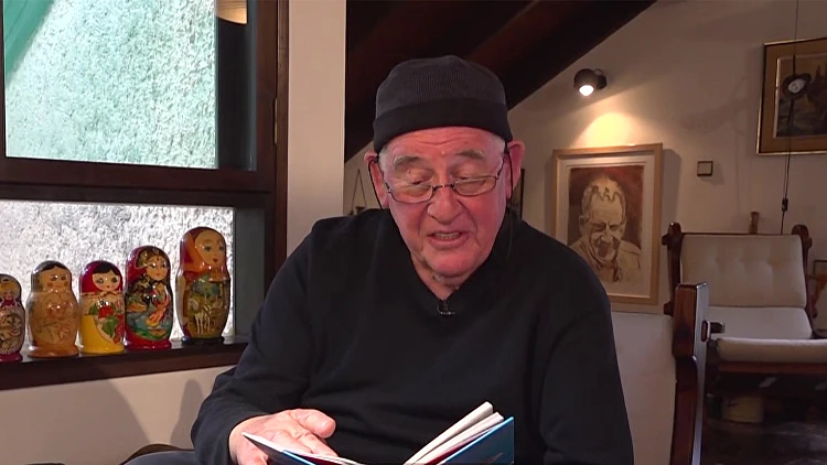 שיר במתנה: ההפתעה המקורית של סבא דודיק ל-14 נכדיו ונכדותיו