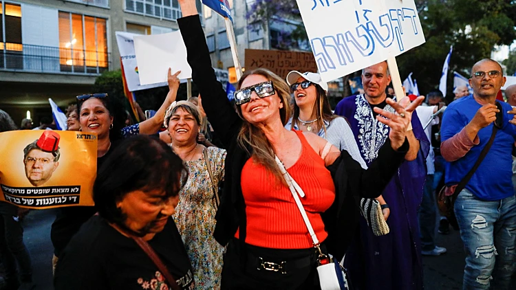 "חאפלה מרוקאית" מול ביתו של אהרן ברק, אלפים הפגינו