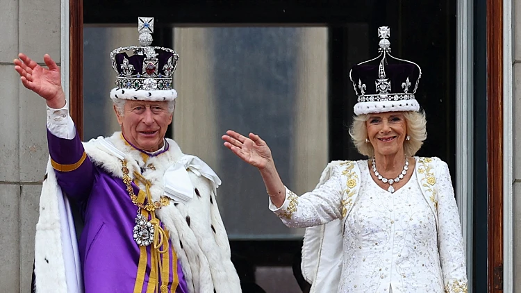 המלך צ'ארלס וקמילה מנופפים להמונים