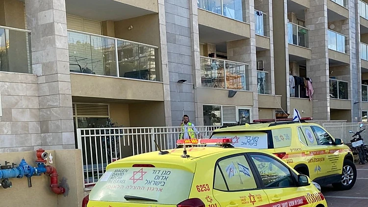 חשד: חיפוי זכוכית הוסרה ממרפסת באשדוד, בן 7 נפל ונפצע אנוש
