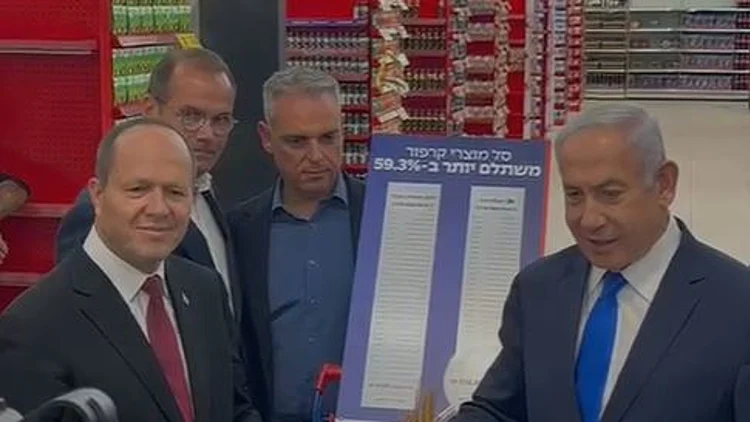 רה"מ בסניף "קרפור": "צעד למאבק ביוקר המחיה"; לפיד: "יוזמה שלנו"