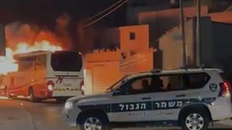 האוטובוס שהוצת בעיסאוויה
