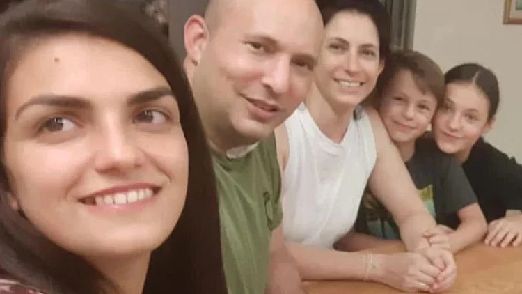 לבנת גרין עם נפתלי בנט ומשפחתו