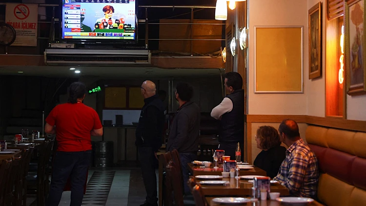 "התגעגענו לדמוקרטיה": בטורקיה ממתינים לתוצאות הבחירות