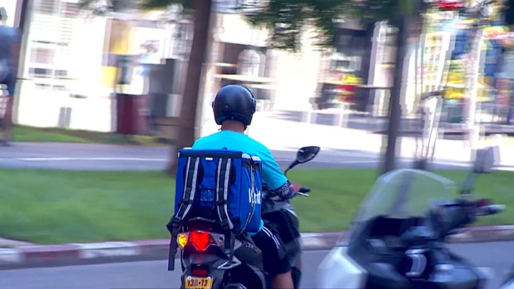 שליחות קטלנית: מי מפקח על הנהיגה המסוכנת של שליחי המזון?