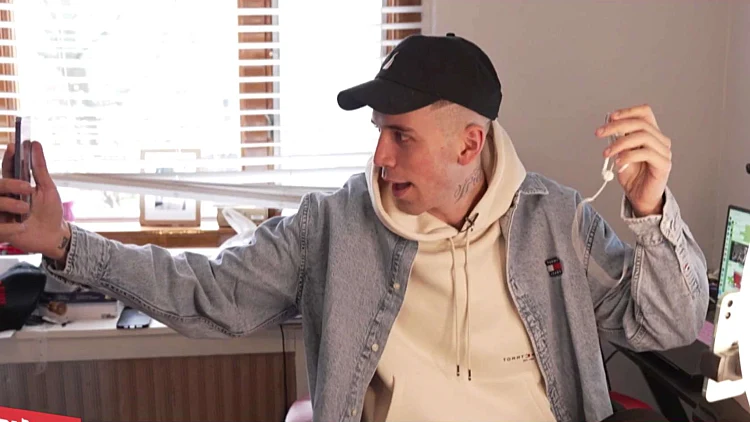 האיש שהפך לתופעה ברשתות: סיפורו של "עמרם ללא צנזורה"