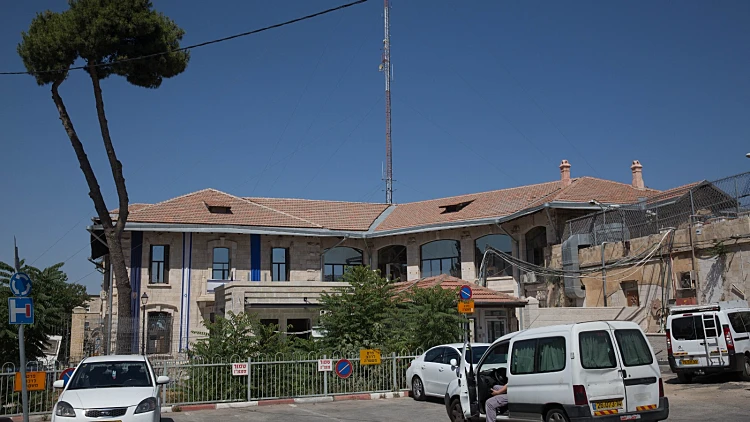 בכניסה לתחנת המשטרה בירושלים: מאבטח נפגע אנושות משער חשמלי