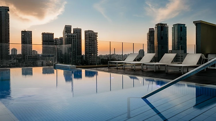 הבריכה של מלון אינדיגו תל אביב