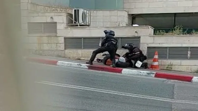 "קפצו עלי עם אגרופים": המעצר האלים של רוכב הקורקינט בר"ג