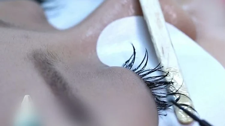 הסם החדש והמסוכן: צעיר אושפז לאחר שצרך נוזל מדביק ריסים