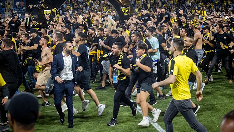 אוהדי בית"ר פורצים לכר הדשא