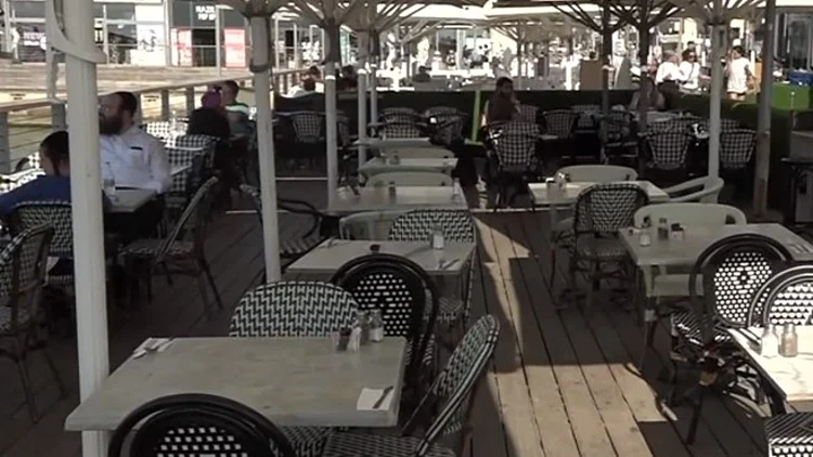 הנתונים מראים: יוקר המחייה גרם לישראלים לצמצם קניות ובילויים