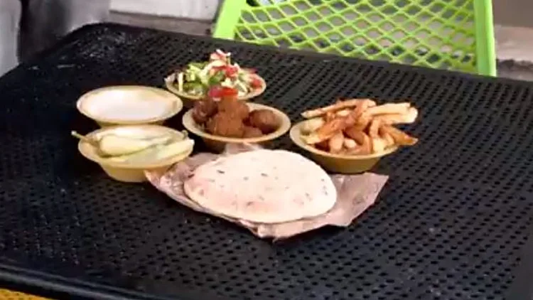 ממשולש פיצה ועד מנה פלאפל: למה כל כך יקר לאכול בחוץ?