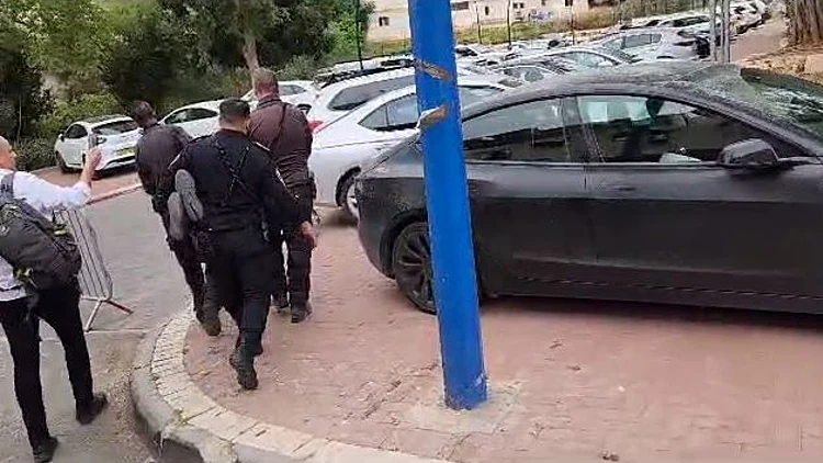 מפגינים התפרצו לאולם במהלך נאום ברקת, אמיר השכל נעצר | תיעוד