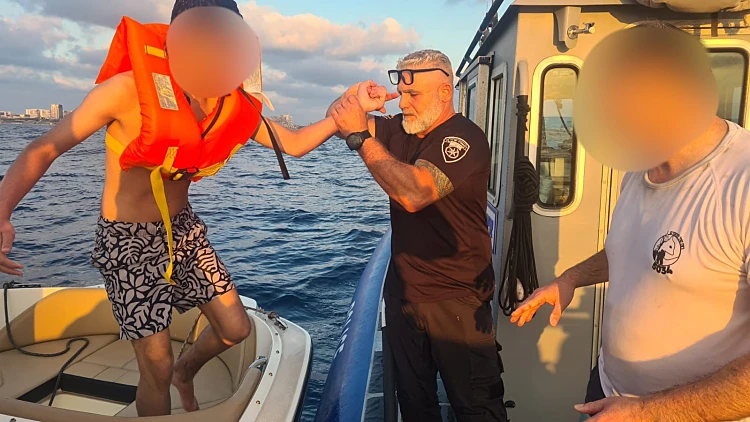 תיעוד דרמטי: ילד וגבר נסחפו לעומק הים מול חופי הרצליה - וחולצו