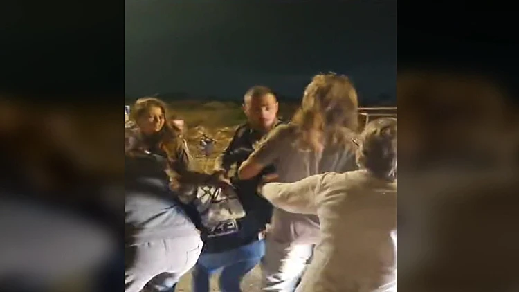 במהלך הפגנה - שוטרי מג"ב הכו אלמנה והושעו: "נראה כמו לינץ'"