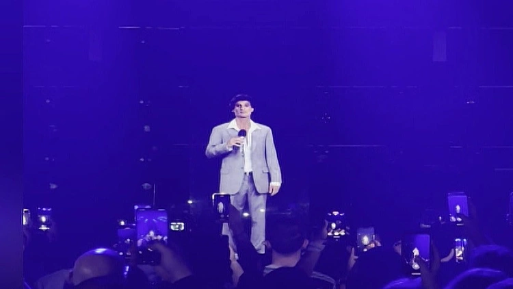 זוהר ארגוב "קם לתחייה": ההולוגרמה שהדהימה את החוגגים