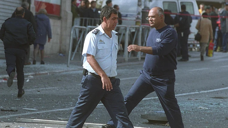 מיקי לוי בזירת פיגוע בירושלים בזמן האינתיפאדה השנייה