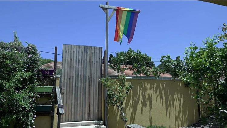 הבית הוצת בגלל דגלי גאווה: הילדים התעוררו שניה לפני שהחדר בער
