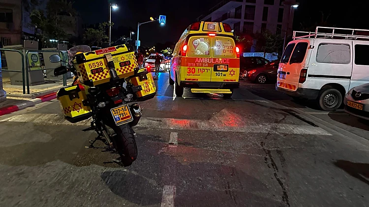 אמבולנס בלילה ביפו בתל אביב