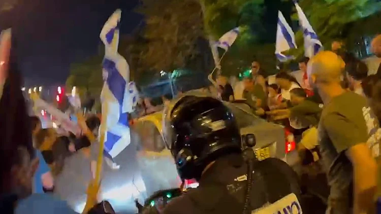 אחרי שחרור פעיל המחאה: אקדח לעבר מפגין בפ"ת, מוחה נדרסה