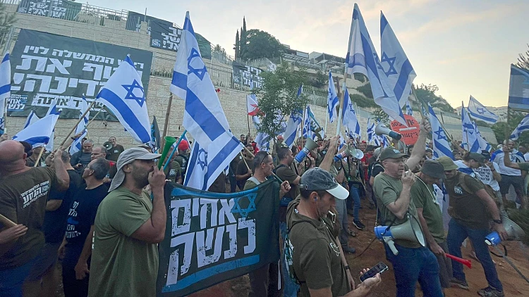 "יריב מר של ישראל": עצורים בהפגנה מול בית השר לוין