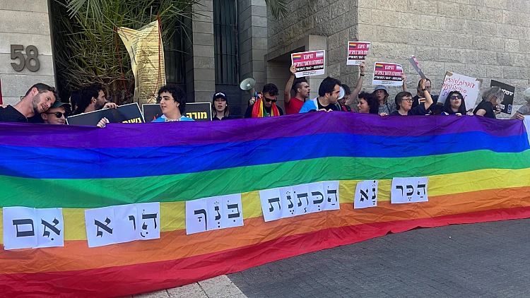 אנשי חינוך מוחים מול הכנס הלהט"בופובי: "פיות שראוי לסתום"