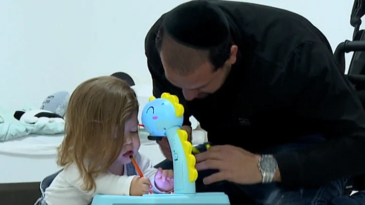 קל להתאהב: רפאל בן ה-3 מתמודד עם גמדות - ונותן השראה לכולם