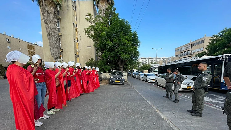 מובילת תנועת מחאה נעצרה בהפגנה מול בית מאי גולן - ושוחררה