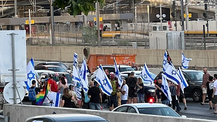 עשרות הפגינו נגד המהפכה המשפטית וחסמו את איילון