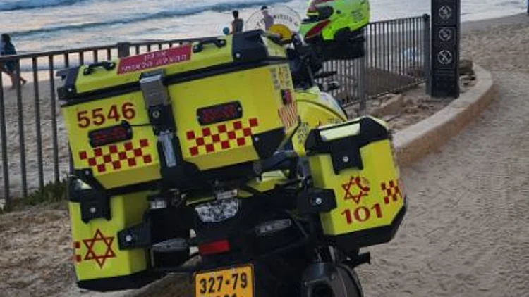 שני גברים טבעו בחוף לא מוכרז בת"א, מצבם קשה ובינוני