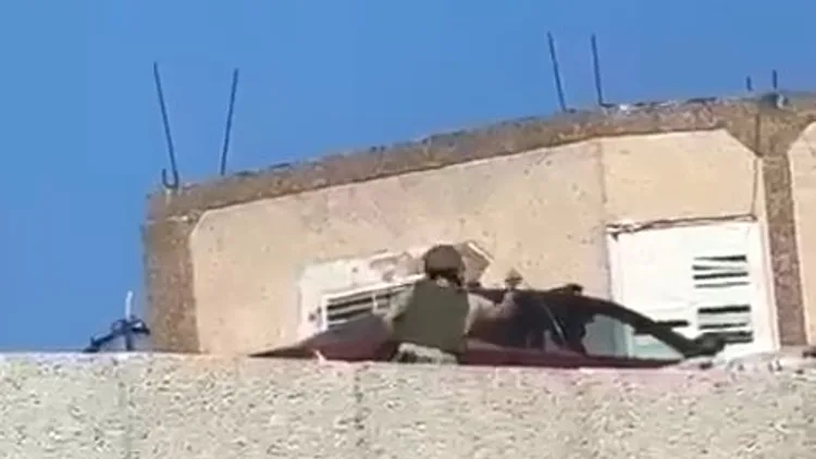 תיעוד: חייל צה"ל משחית רכב פלסטיני בכפר בשומרון