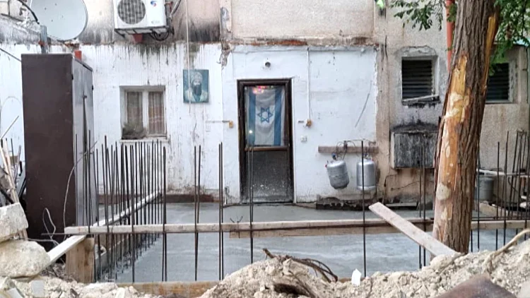 אין מוצא: שביל הגישה נהרס, הקשיש הנכה נותר כלוא בביתו