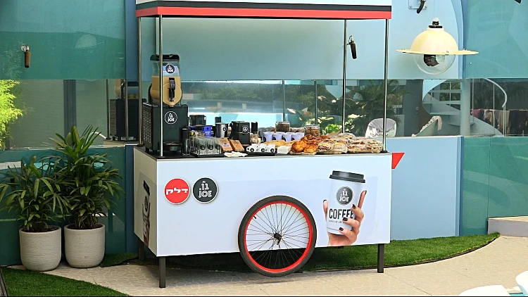 הדיירים יוצאים לחצר לתדלק בקפה ומאפה מפנקים של קפה ג'ו