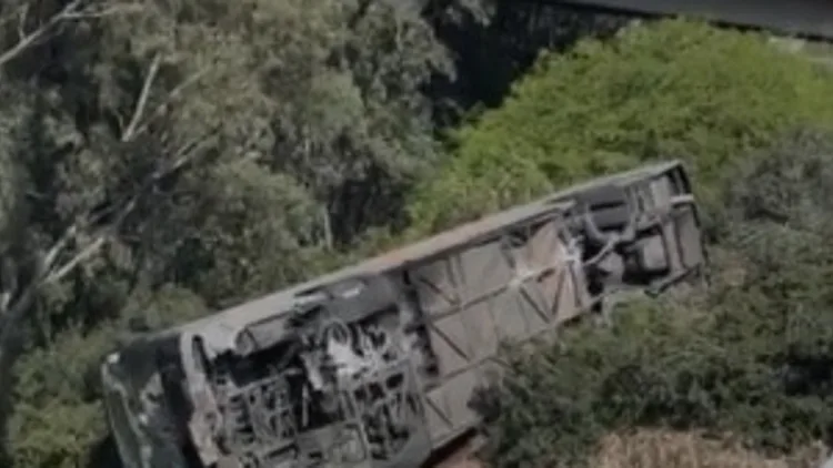 אוטובוס הידרדר לתעלה ליד מחלף גלילות, 18 נפצעו קל