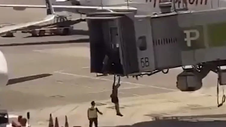 פספסו טיסה - וקפצו משרוול המטוס: שני ישראלים נעצרו בטורקיה