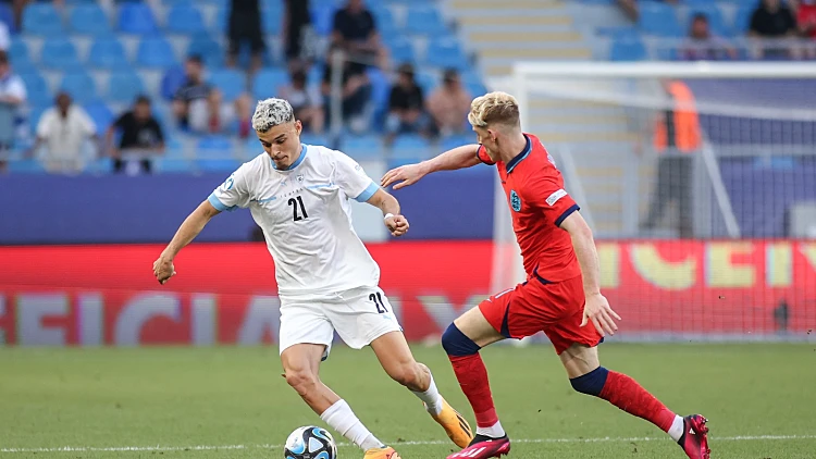 סתיו למקין בפעולה