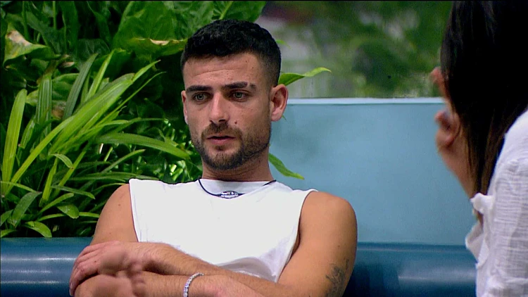 תשפטו בעצמכם: מה באמת צעקו לשניר מחוץ לבית?