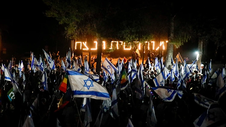 אלפים מול ביתו של גלנט: "ההפיכה המשטרית תהרוס את צבא העם"